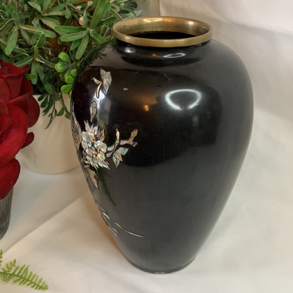 Vintage black Lacquer on brass with inlaid mother of pearl PEACOCKS vase - Picture 6 of 15